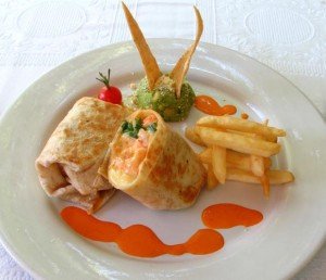 rollo-de-crepas-fritas-con-relleno-de-camaron