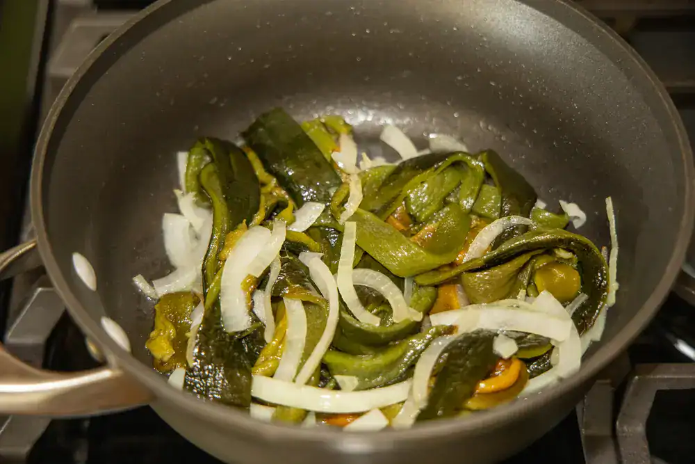 Pollo con rajas de chile poblano